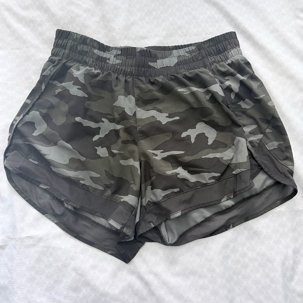 Athleta Printed Green Camo Women's Run Shorts, size medium
